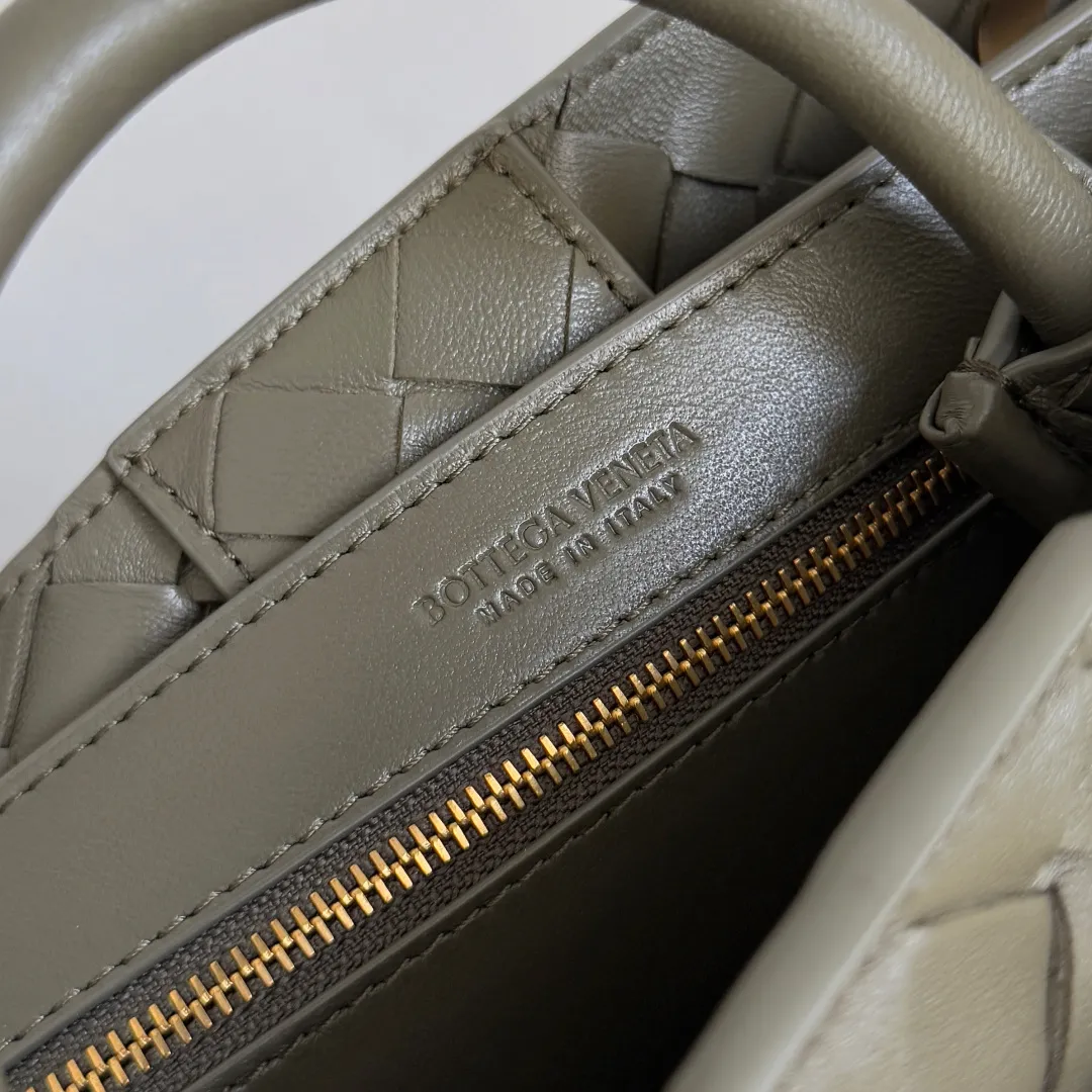 The 2023 new Andiamo batch 1860BV is shipped‼ ️Really popular🔥The new Andiamo woven handbag launched by Bottega Veneta this season is really popular all over the world! ! Celebrities at home and abroad have worn it, and Oscar-winning actress Michelle Yeoh has taken it out on the street. Song Jia, Trai Yara, Yu Feihong, Sanji Ayaka, Rosie Hunting-Whiteley, Yoshioka Riho, etc. have all picked up this bag. It is classic and versatile, showing off its temperament, and the bag capacity is also large, which is very convenient for daily commuting! ! A variety of carrying methods, the shoulder straps can be adjusted by yourself, the original lambskin feels soft and delicate, and the unisex style breaks gender boundaries and brings a more practical and longer-lasting use experience. Andiamo, which has both elegant and casual styles, perfectly interprets the true appearance of "fashionable old money style". Style number: 743568 Size: 25*22*10.5cm